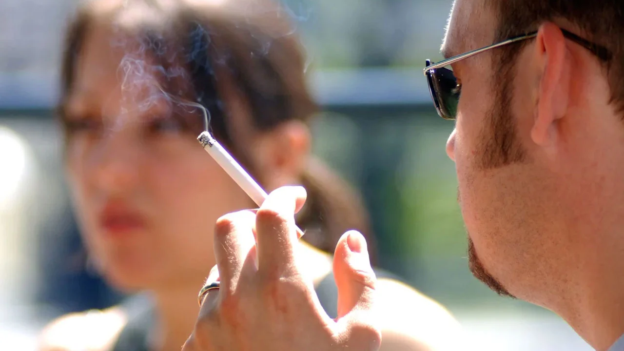 ধূমপানে কঠোর নিষেধাজ্ঞা, জরিমানা হতে পারে ৩০ হাজার