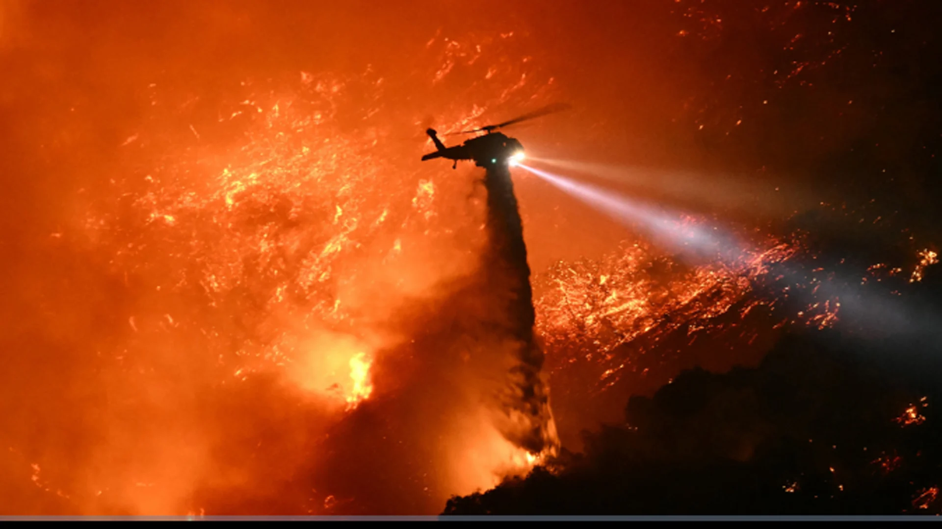 নিয়ন্ত্রণে আসেনি লস অ্যাঞ্জেলেসের দাবানল, ঝড়ো বাতাসে ভয়াবহতা বৃদ্ধির শঙ্কা