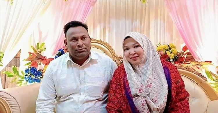 প্রবাসীর প্রেমের টানে নাটোরে এলেন মালয়েশিয়ার নারী