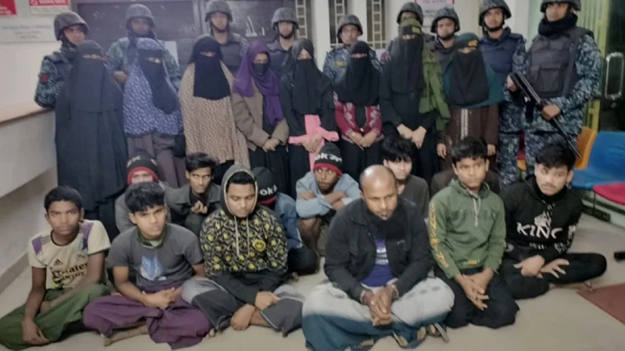 মালয়েশিয়া যাওয়ার পথে বাংলাদেশিসহ ১৯ রোহিঙ্গা আটক