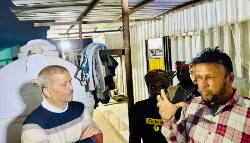 সৌদির মরুভূমিতে প্রবাসীদের দেখতে গেলেন আসিফ নজরুল