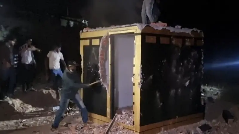 ভণ্ডামির অভিযোগে কাবা সদৃশ ঘর গুঁড়িয়ে দিল স্থানীয় জনতা