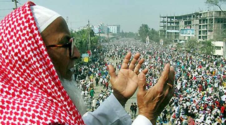 আখেরি মোনাজাতের সময় বিকট শব্দ, আতঙ্কে মুসল্লিদের ছোটোছুটি