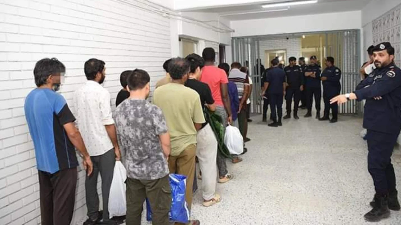 কুয়েতে ধরপাকড়: ৩৫ হাজার প্রবাসীর দেশে ফেরা