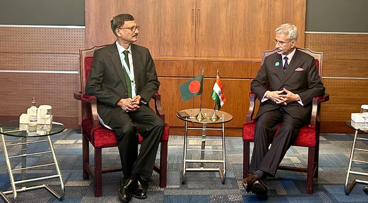 ওমানে থেকেই ভারতের পররাষ্ট্রমন্ত্রীকে ঢাকা সফরের আমন্ত্রণ উপদেষ্টার