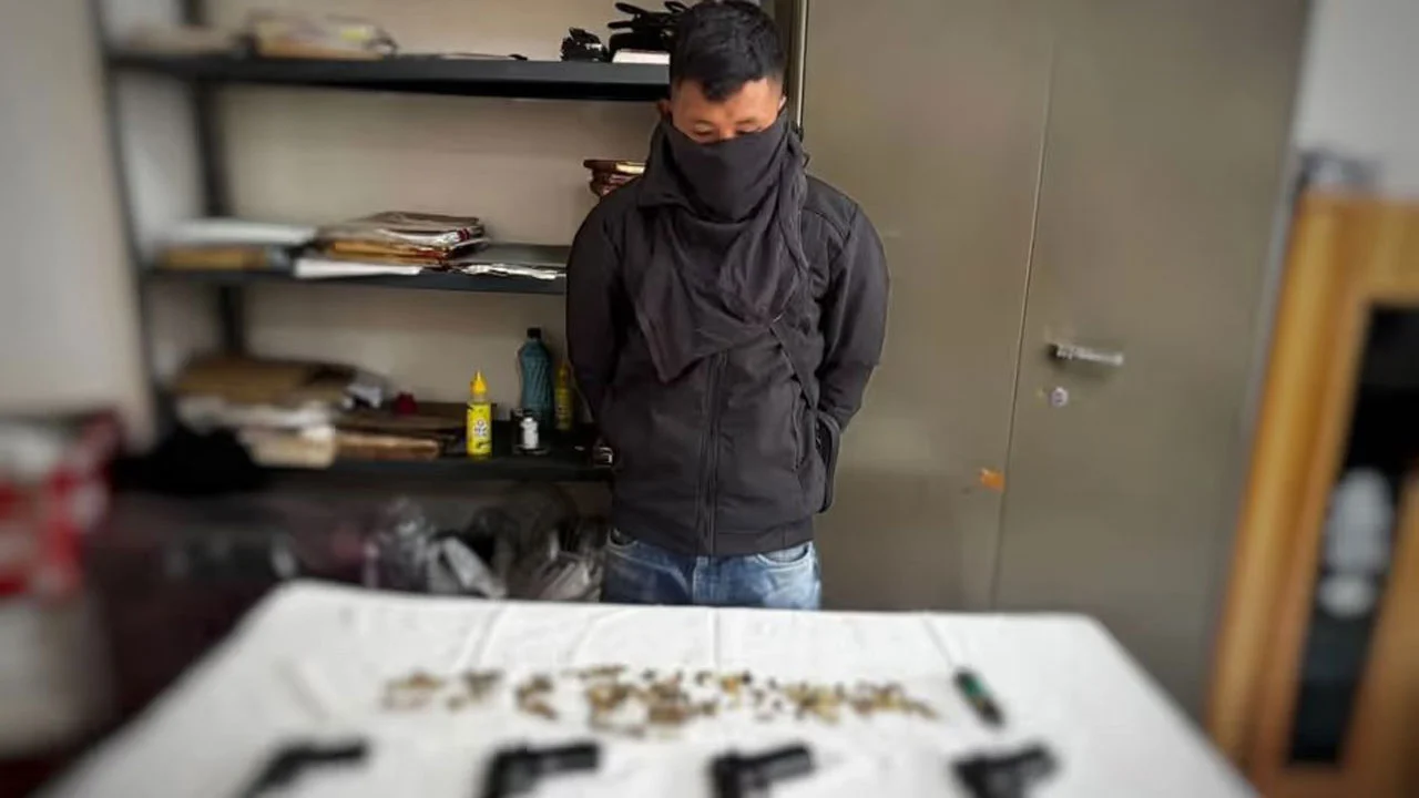 বাংলাদেশে অস্ত্র পাচারের চেষ্টাকালে ভারতীয় যুবক আটক