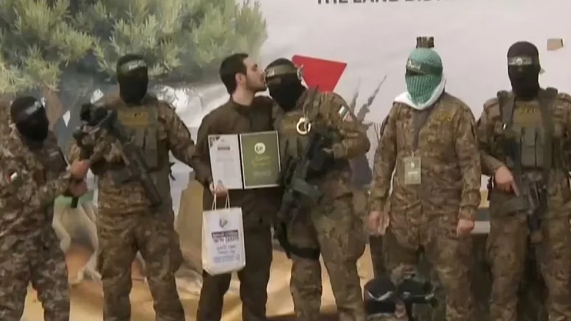 হামাস যোদ্ধার কপালে চুমু খেলেন ইসরায়েলি বন্দি