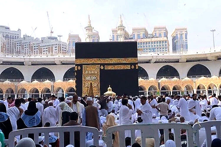 পবিত্র কাবায় ঘটল বিরল ঘটনা, যা আগে কখনো ঘটেনি