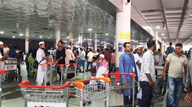 ঈদের আনন্দে দেশে ফিরছেন ওমান প্রবাসীরা, বিমানবন্দরে স্বজনদের ভিড়