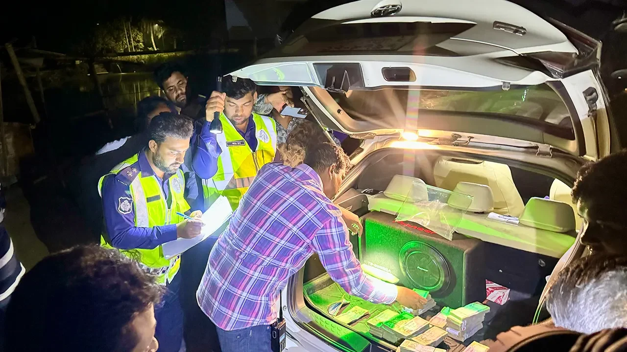 সরকারি কর্মকর্তার গাড়িতে মিলল বান্ডিল বান্ডিল টাকা