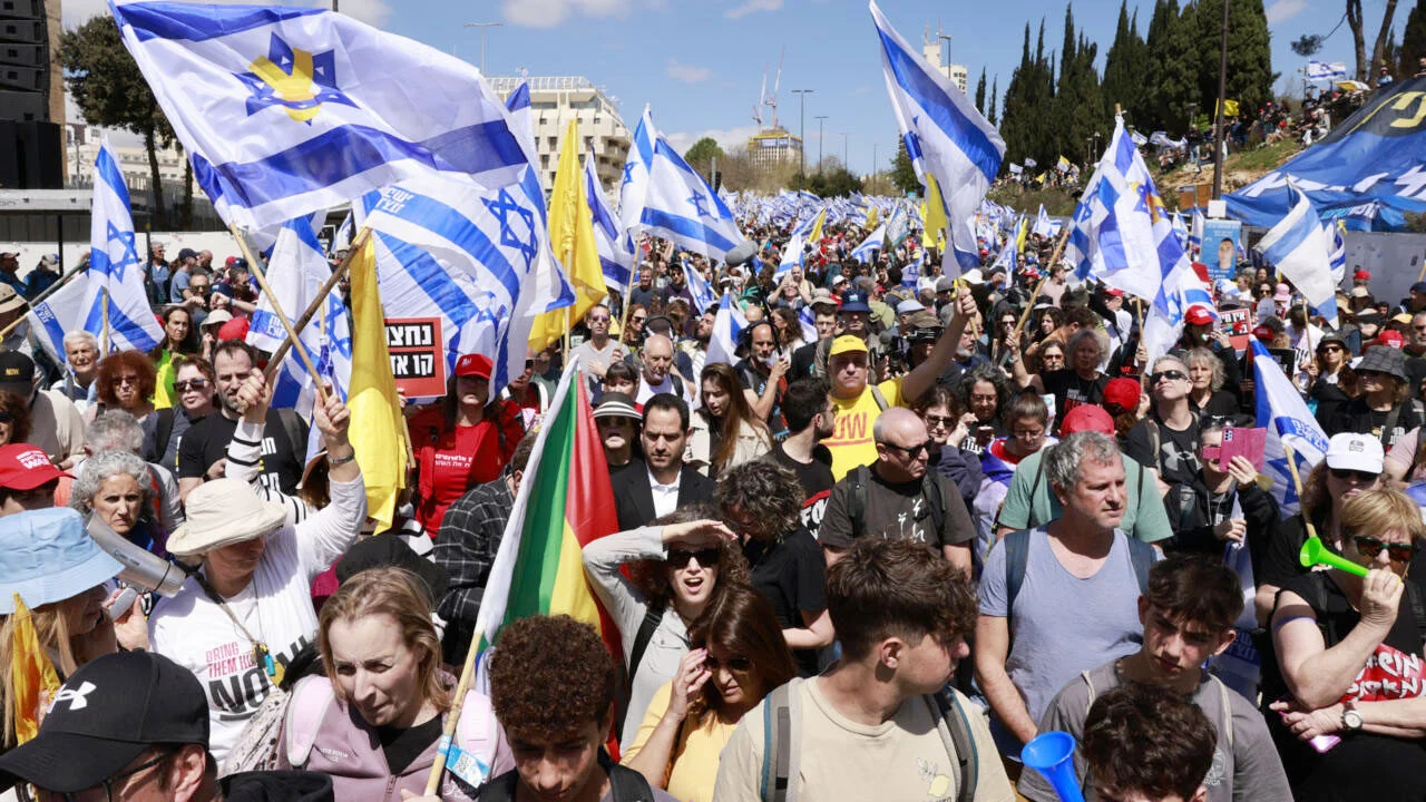 গাজায় অভিযান বন্ধের দাবিতে ইসরায়েলে হাজারো মানুষের বিক্ষোভ