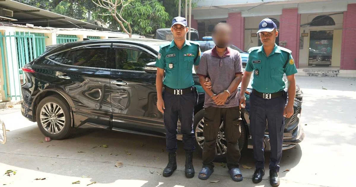 টেস্ট ড্রাইভের নামে বিলাসবহুল গাড়ি ছিনতাই, পিস্তলসহ বুয়েট শিক্ষার্থী গ্রেপ্তার