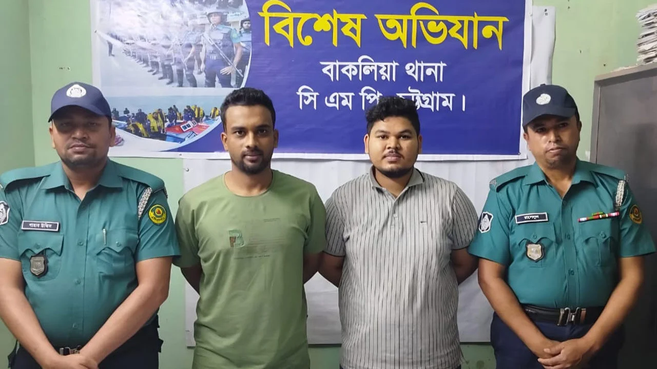 পুলিশ বক্সে ‘জয় বাংলা’ লিখে ধরা খেলেন ২ যুবক