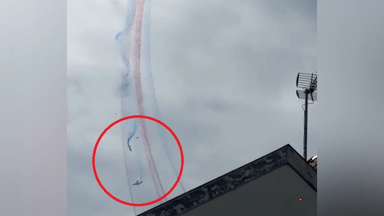 মহড়া চলাকালে ২ যুদ্ধবিমানের সংঘর্ষ