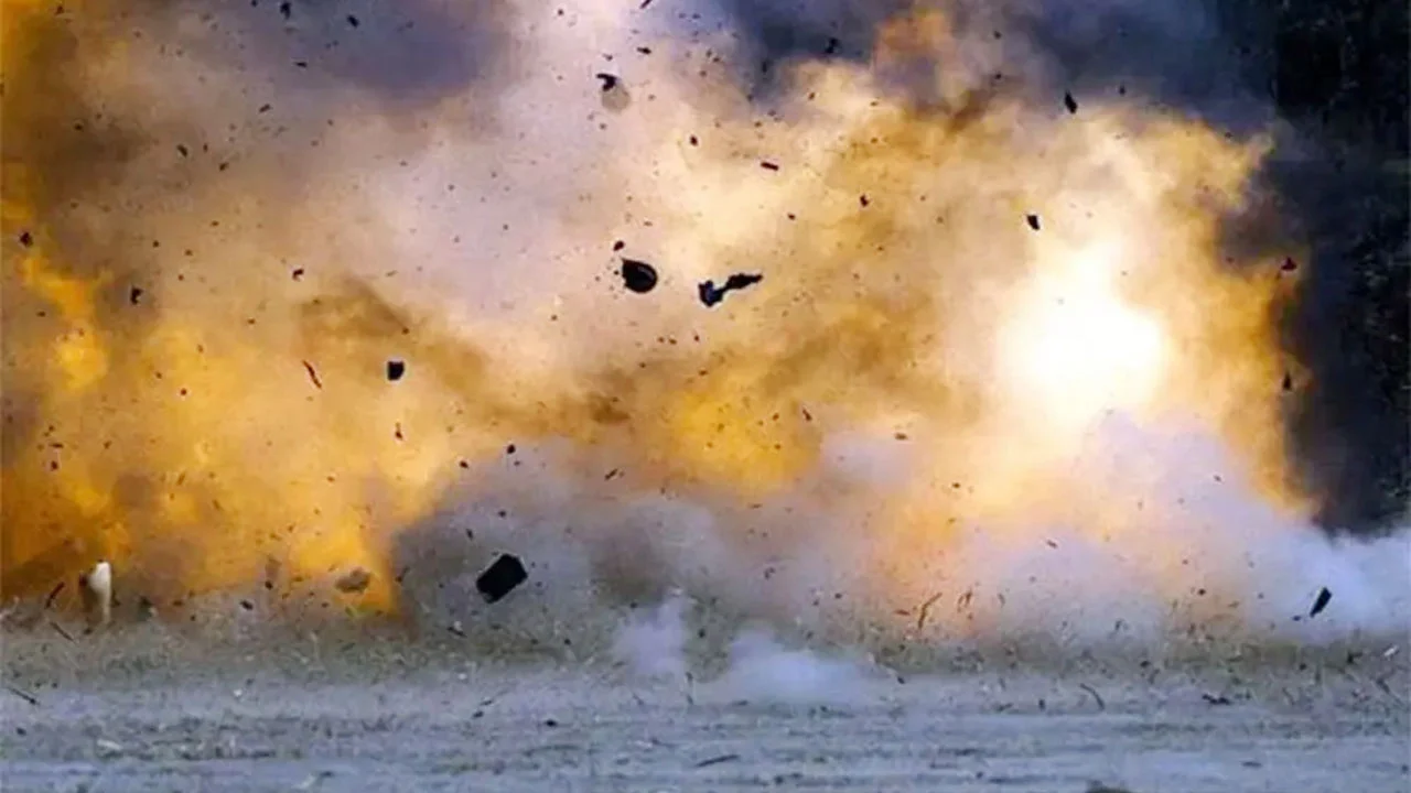 7 killed in powerful bomb blast in pakistan