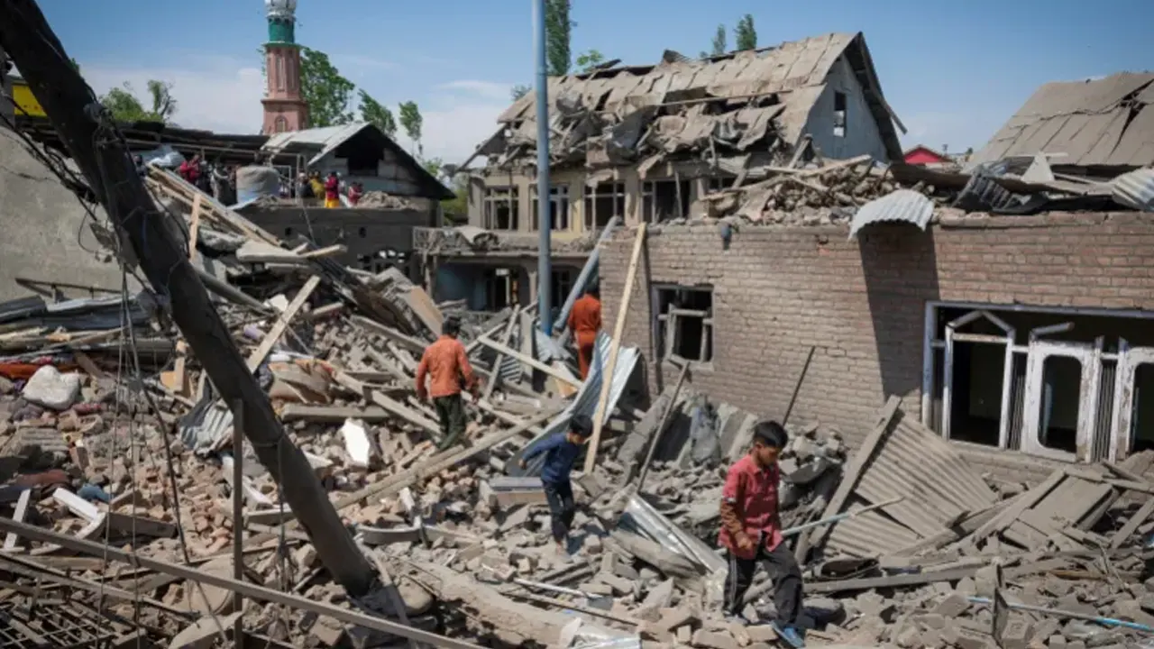 Indian soldiers are demolishing kashmiri homes with bulldozers