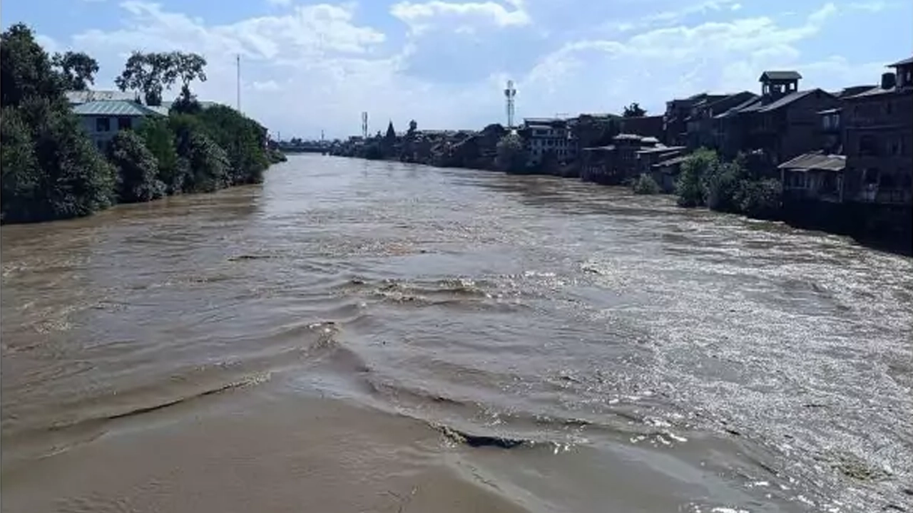 Pakistan is flooded with water, pressured