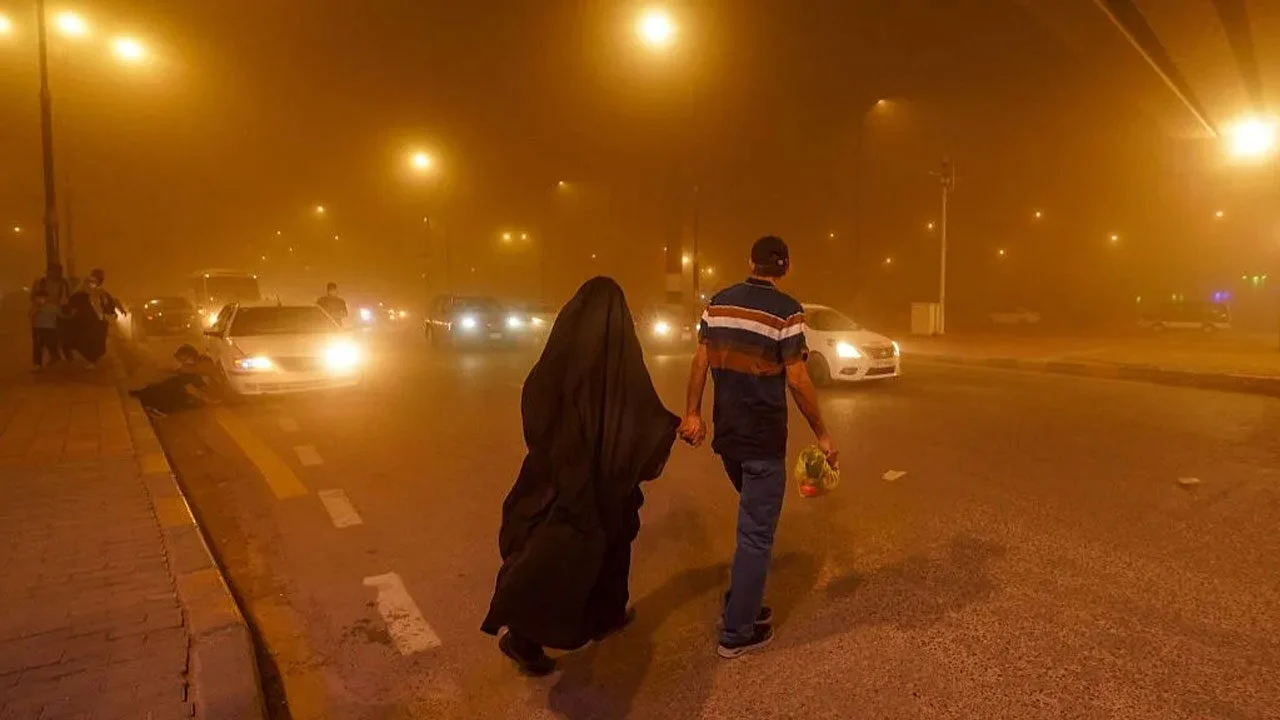 ইরাকে তীব্র ধূলিঝড়ে অসুস্থ হাজারও মানুষ, বন্ধ ২ বিমানবন্দর