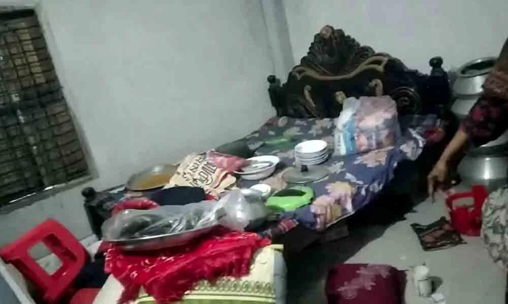 অস্ত্রের মুখে জিম্মি করে প্রবাসীর বাড়িতে ডাকাতির অভিযোগ