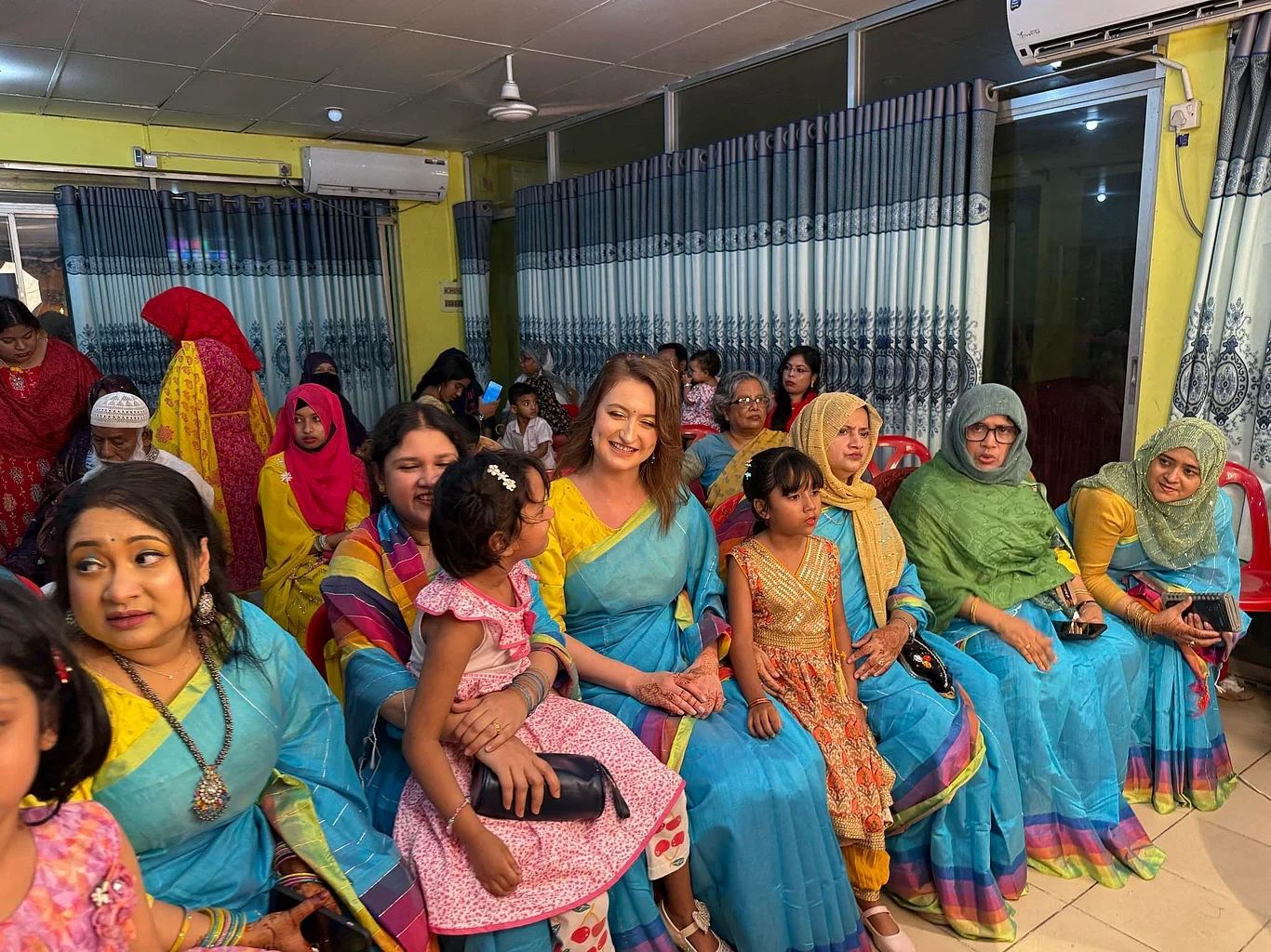 আমেরিকা থেকে পাবনায় এসেছেন রাশিয়ান তরুণী