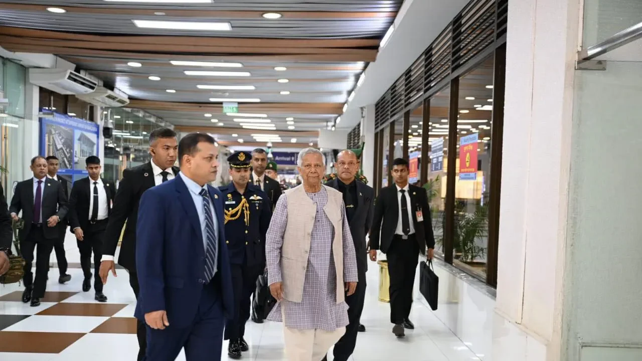 থাইল্যান্ডের উদ্দেশে ঢাকা ছাড়লেন প্রধান উপদেষ্টা