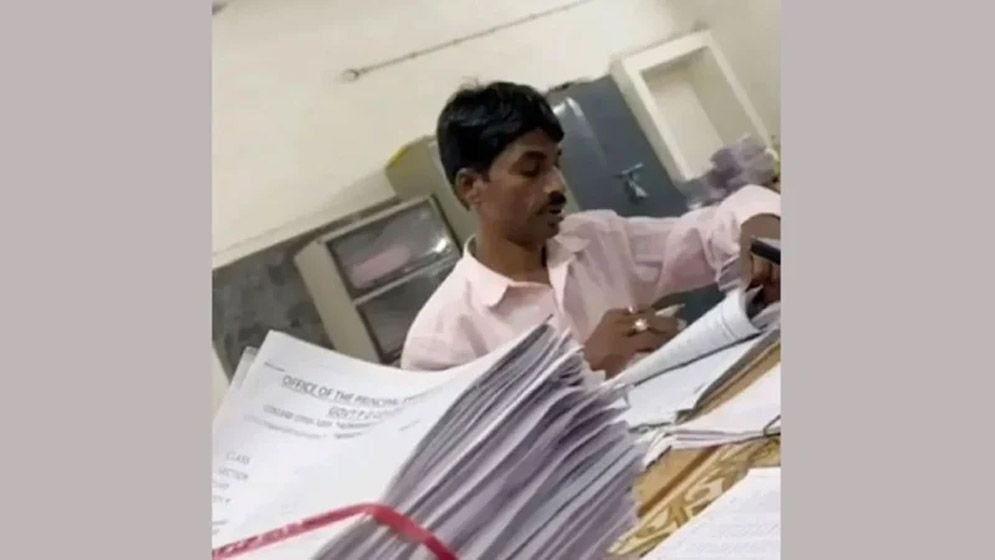 পিয়ন পরীক্ষার খাতা দেখায় অধ্যক্ষ অধ্যাপক বরখাস্ত