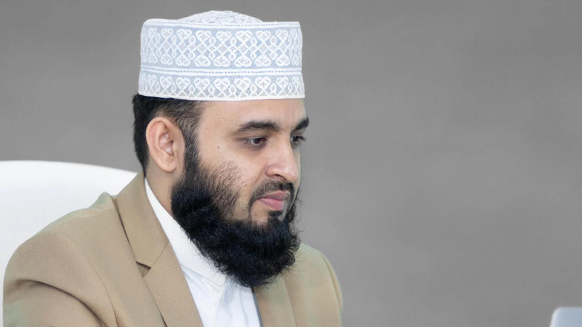 বিক্ষোভের নামে লুটপাট নিয়ে যা লিখলেন আজহারী