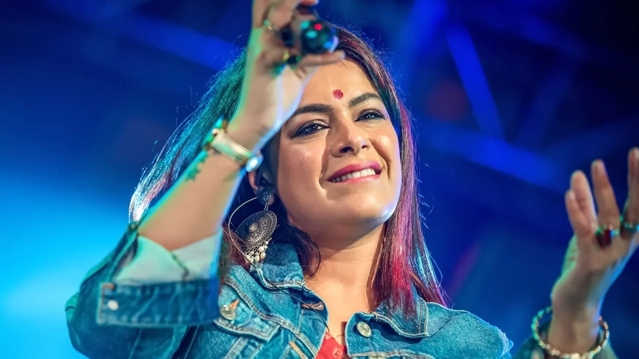 বিমানে হেনস্তার মুখে গায়িকা ইমন চক্রবর্তী