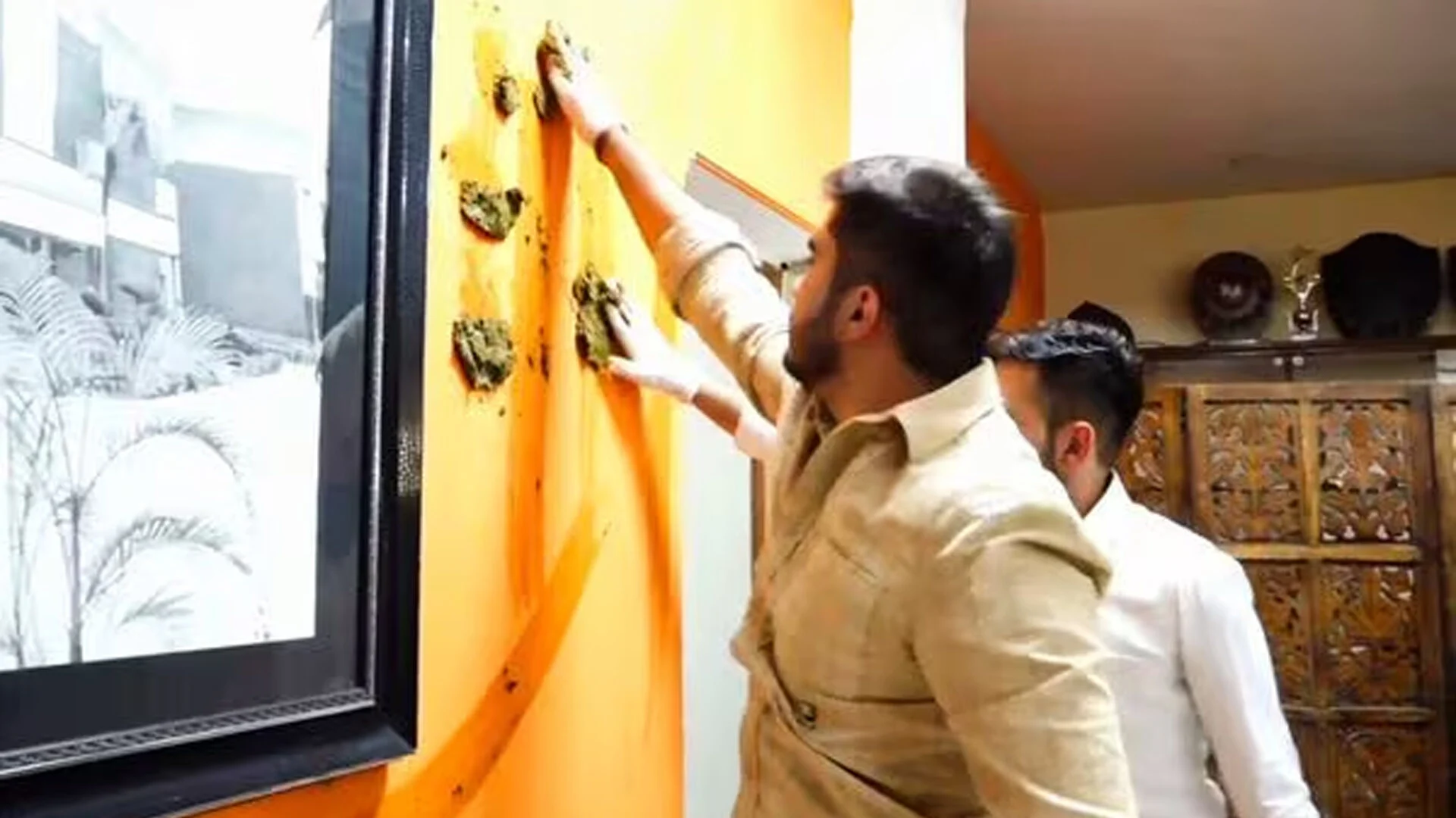 বিশ্ববিদ্যালয়ে ক্লাসরুমের দেয়ালে লেপে দেয়া হচ্ছে গোবর