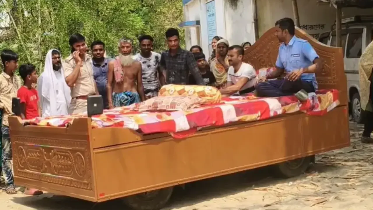 ভাইরাল সেই ‘চলমান খাট’ নিয়ে গেছে পুলিশ