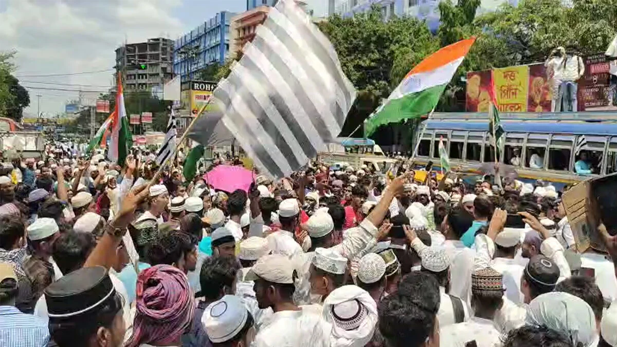 ভারতে ওয়াকফ আইনের বিরোধিতায় উত্তাল কলকাতা