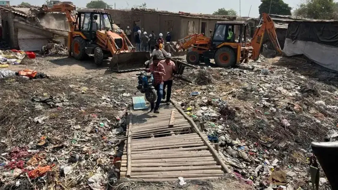 ভারতে বাংলাদেশিদের ঘর ভাঙা শুরু করল ভারত