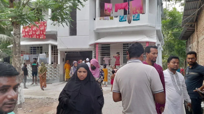 ভিডিও দেখে দালালের বাড়ি ঘেরাও