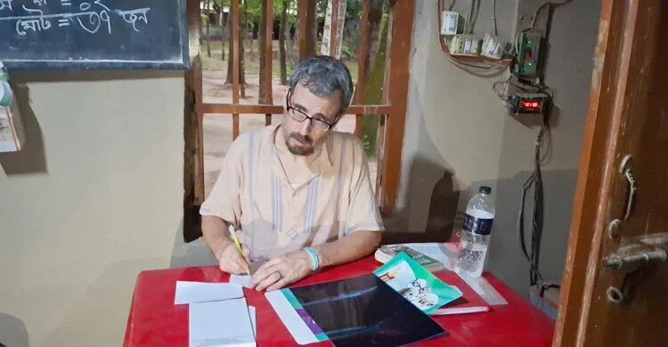 American doctor couple running 'poor people's hospital' in mud house