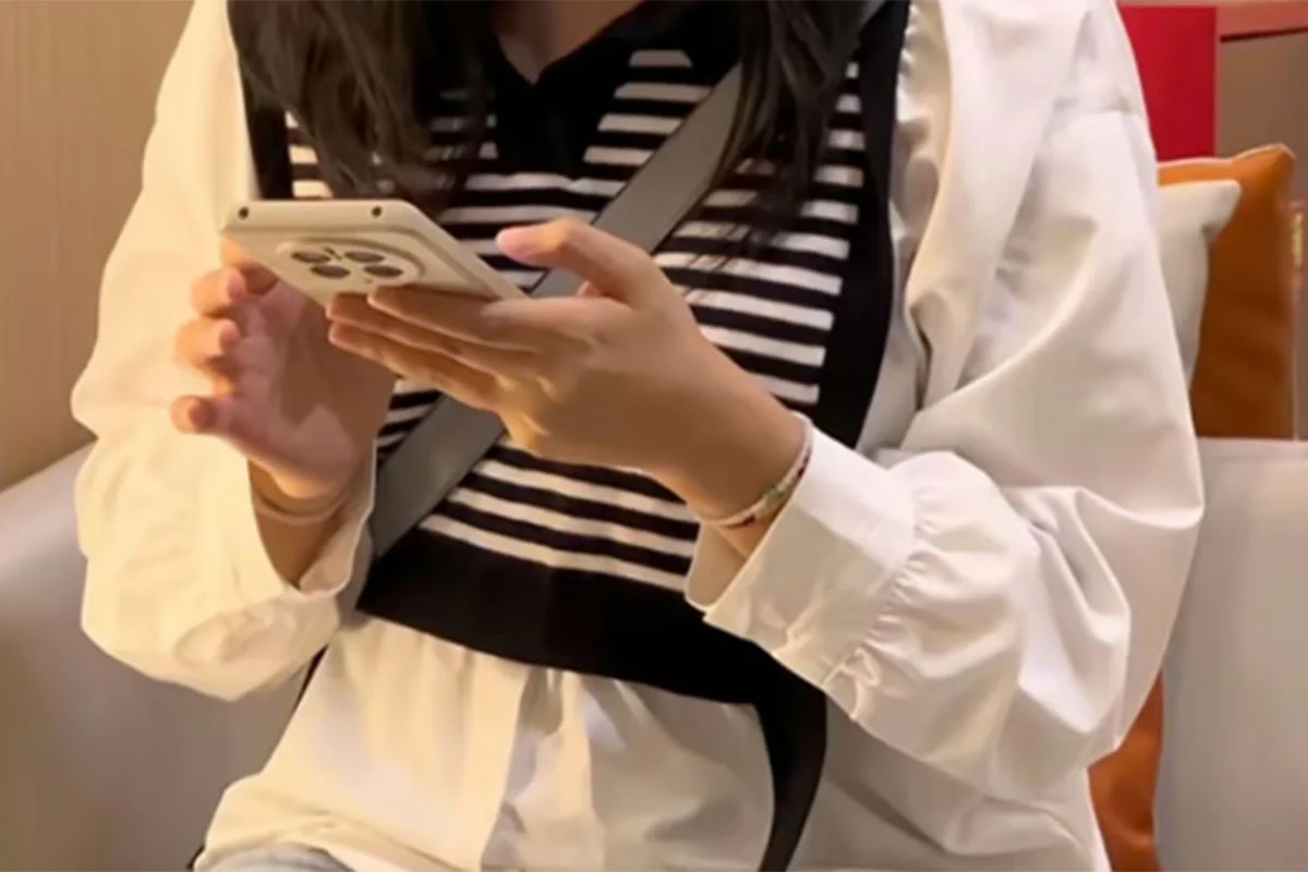 Boyfriend breaks up with girlfriend in anger after hotel's wifi connection on his mobile!