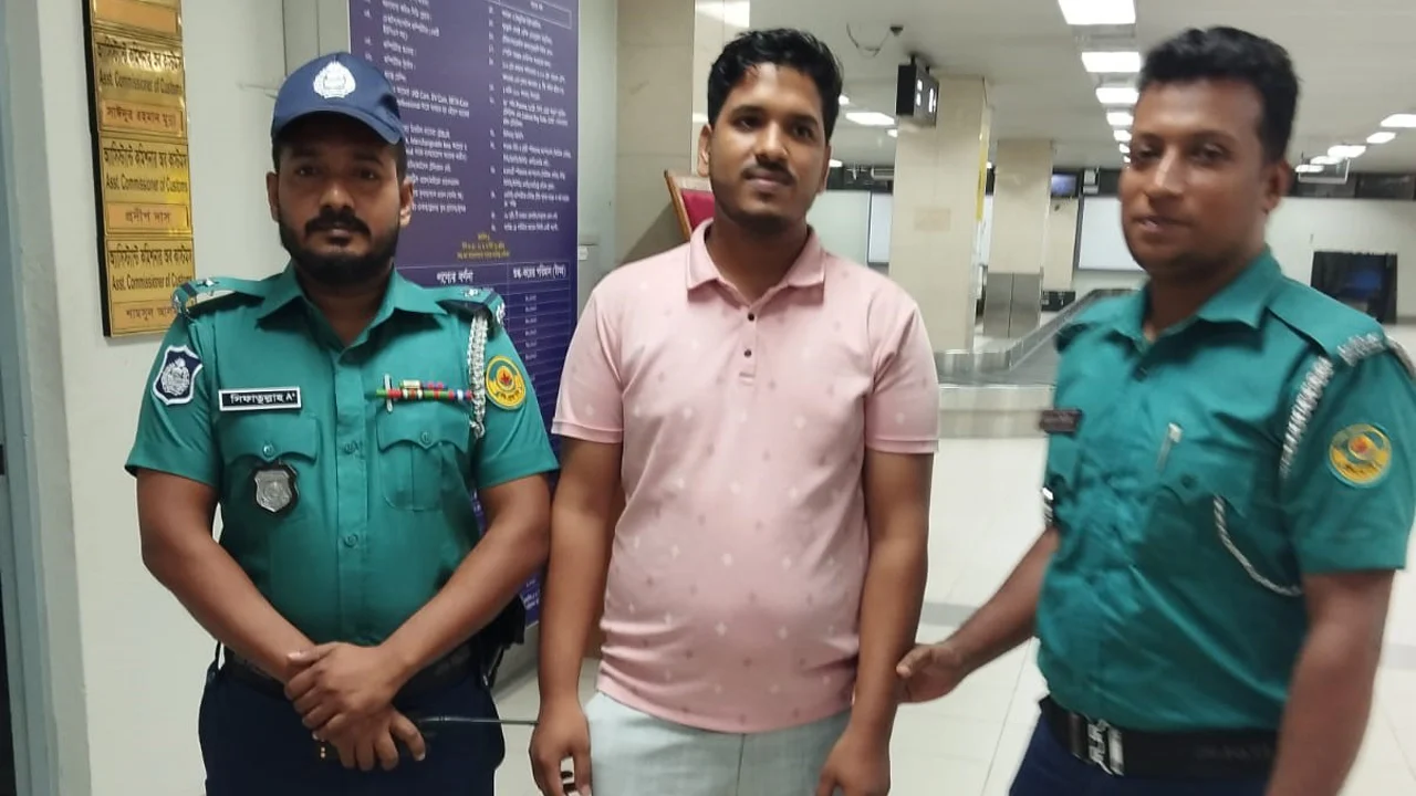 Dubai bound passenger with foreign currency in shah amanat detained