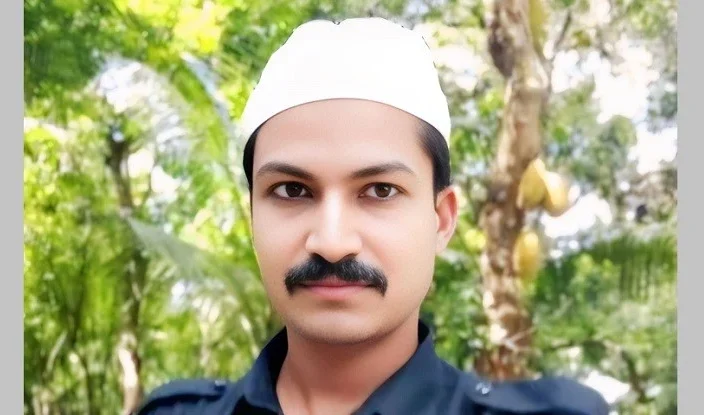 Family beats up expatriate brother and throws him out of the house