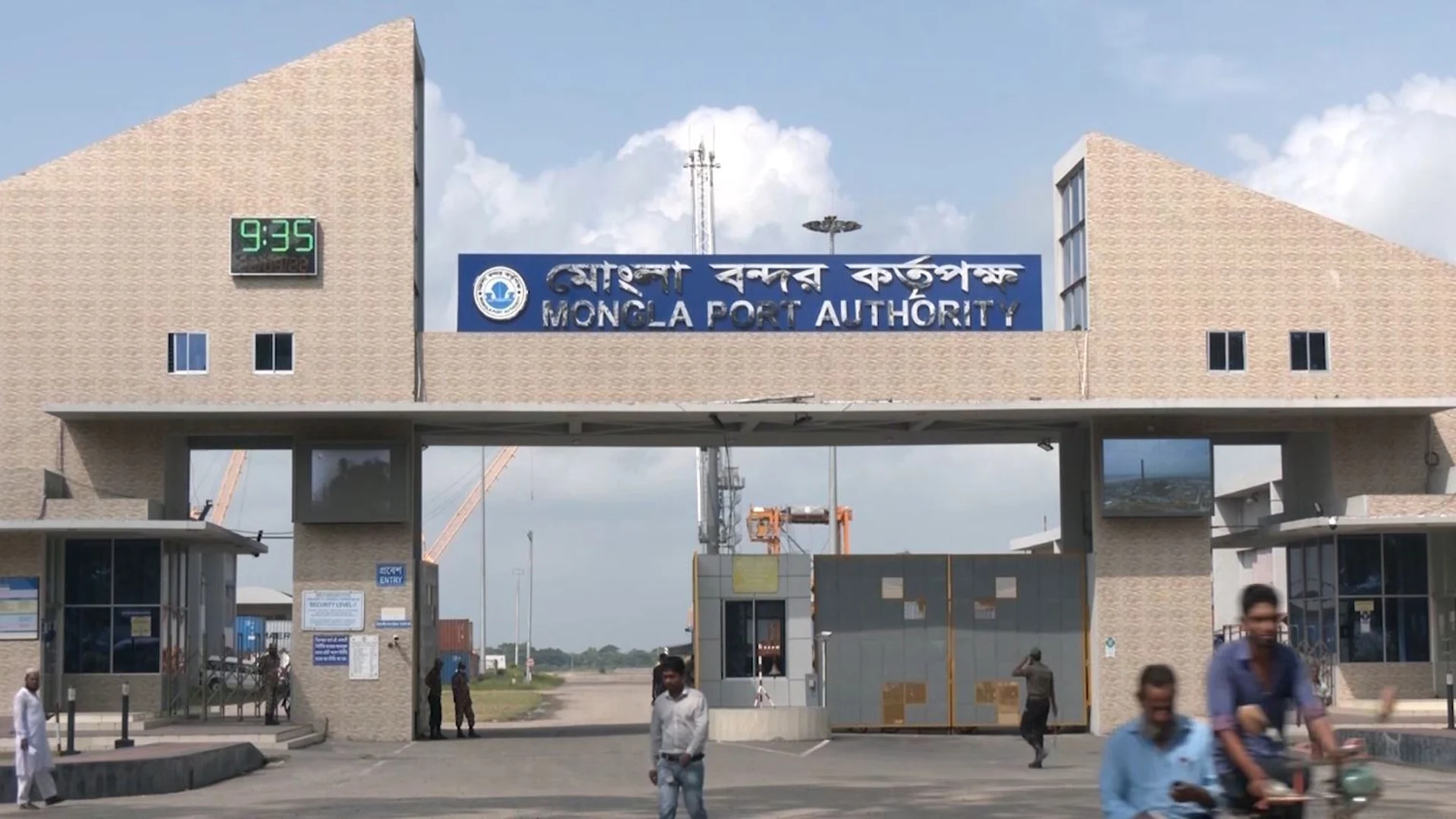 Foreign ships pile up at mongla port