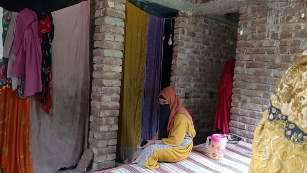 Girlfriend on hunger strike at expatriate boyfriend's house demanding marriage