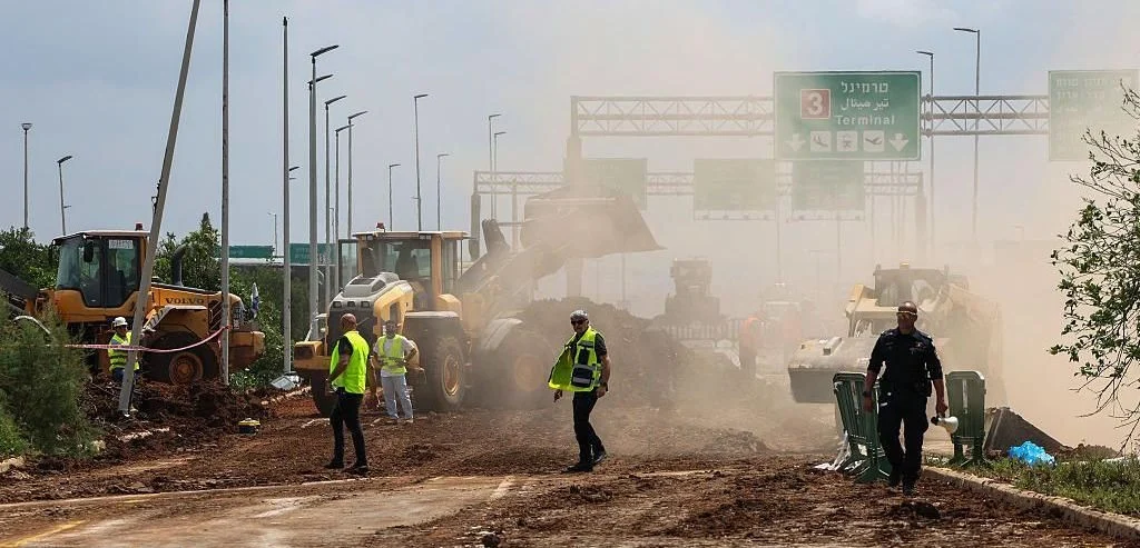 Houthi missile attack on israel's main airport, 6 injured