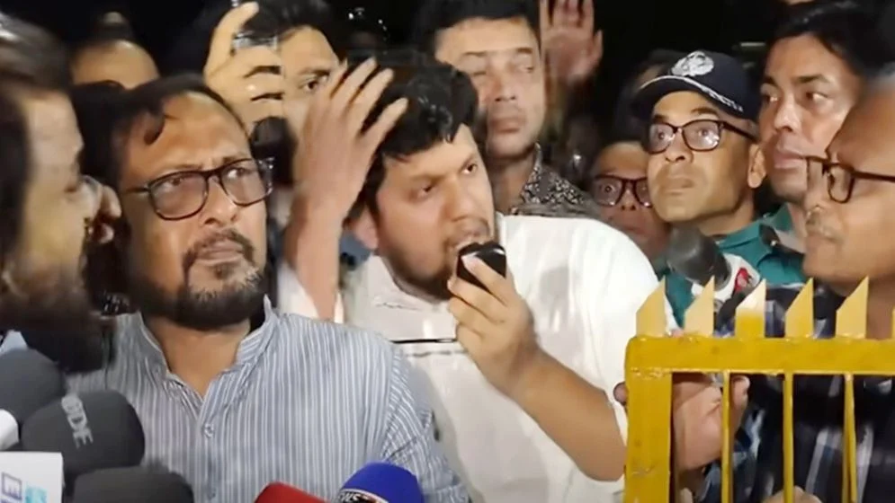 Identity of person who threw bottle at advisor mahfuz's head revealed