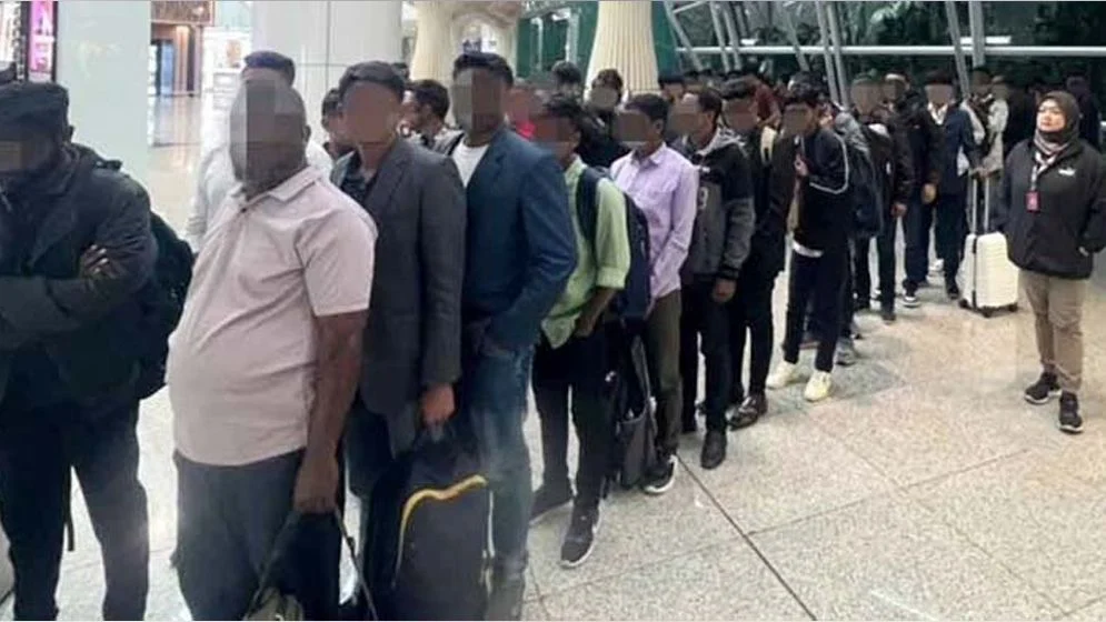 Malaysia deports many bangladeshis from the airport