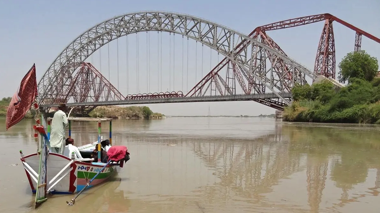 Pakistan threatens to destroy indus river dam