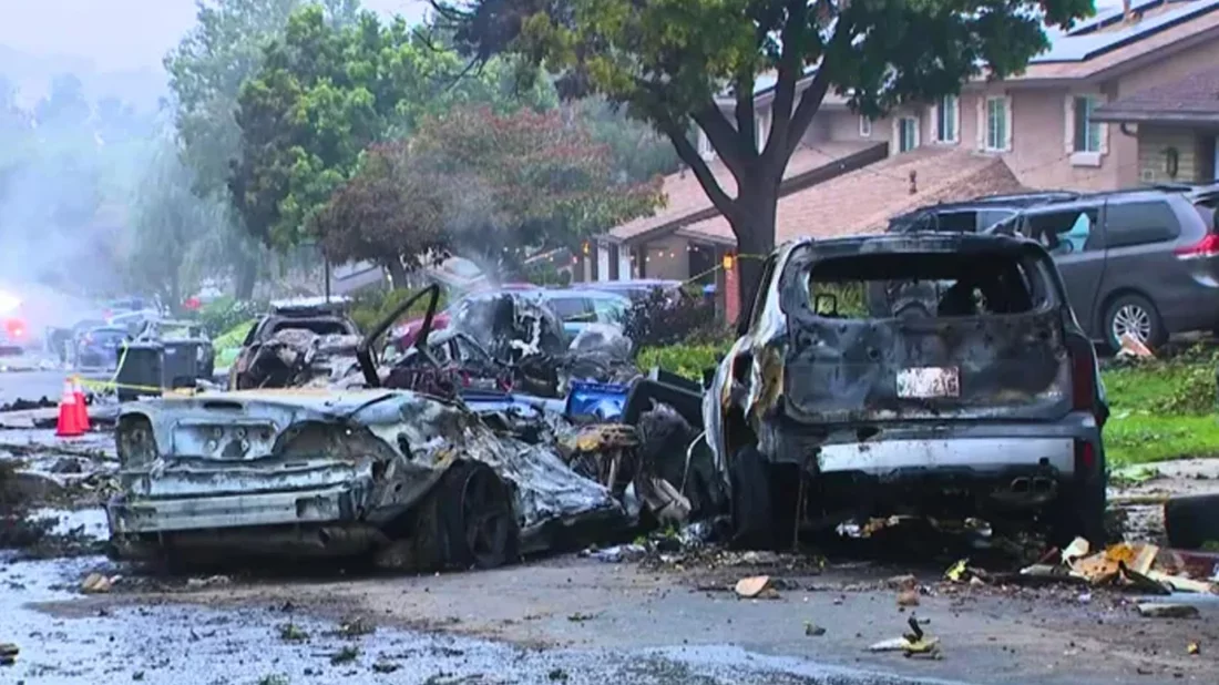 Plane crashes into house in us, 2 dead