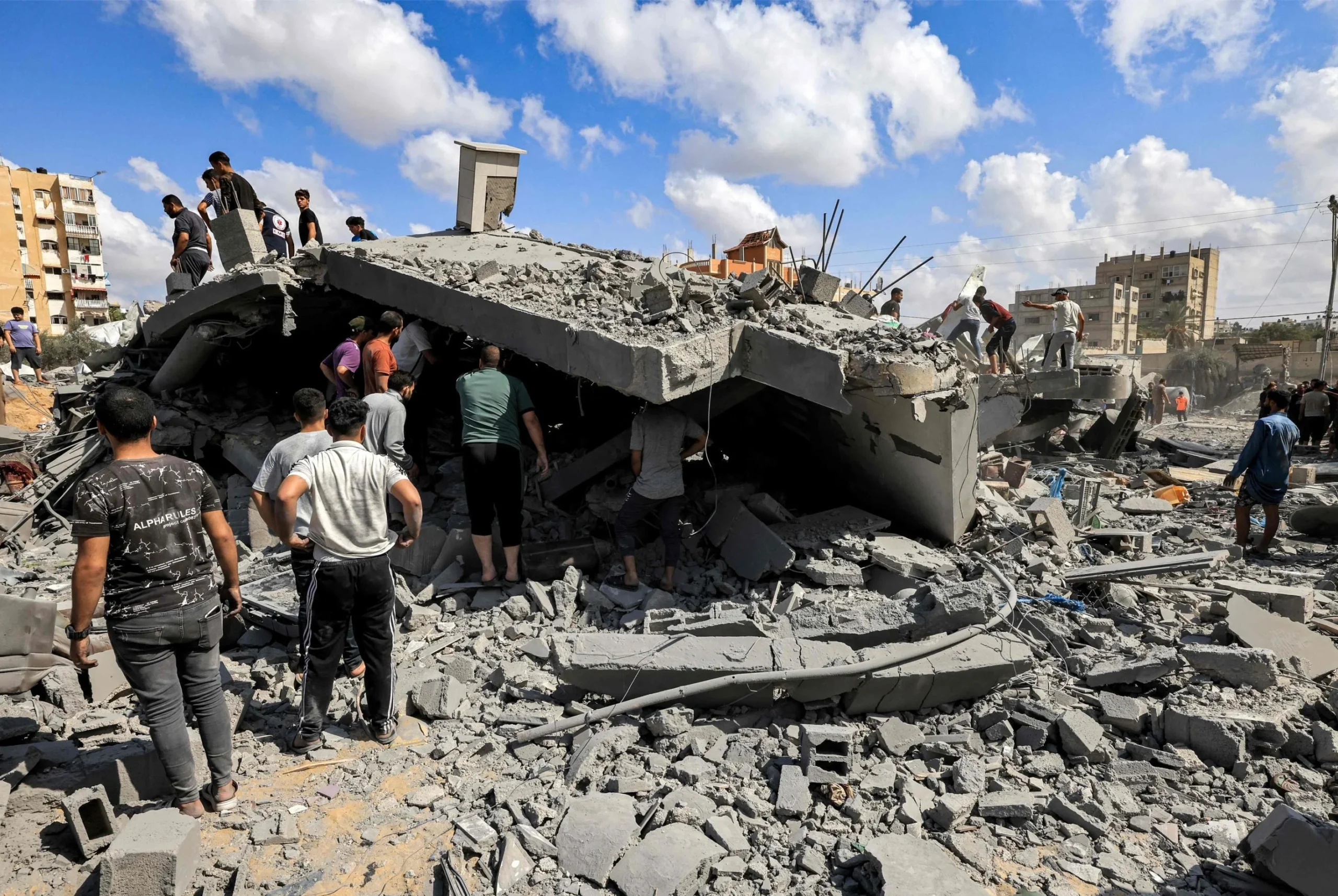 The aim of the israeli airstrikes is to completely destroy hamas.