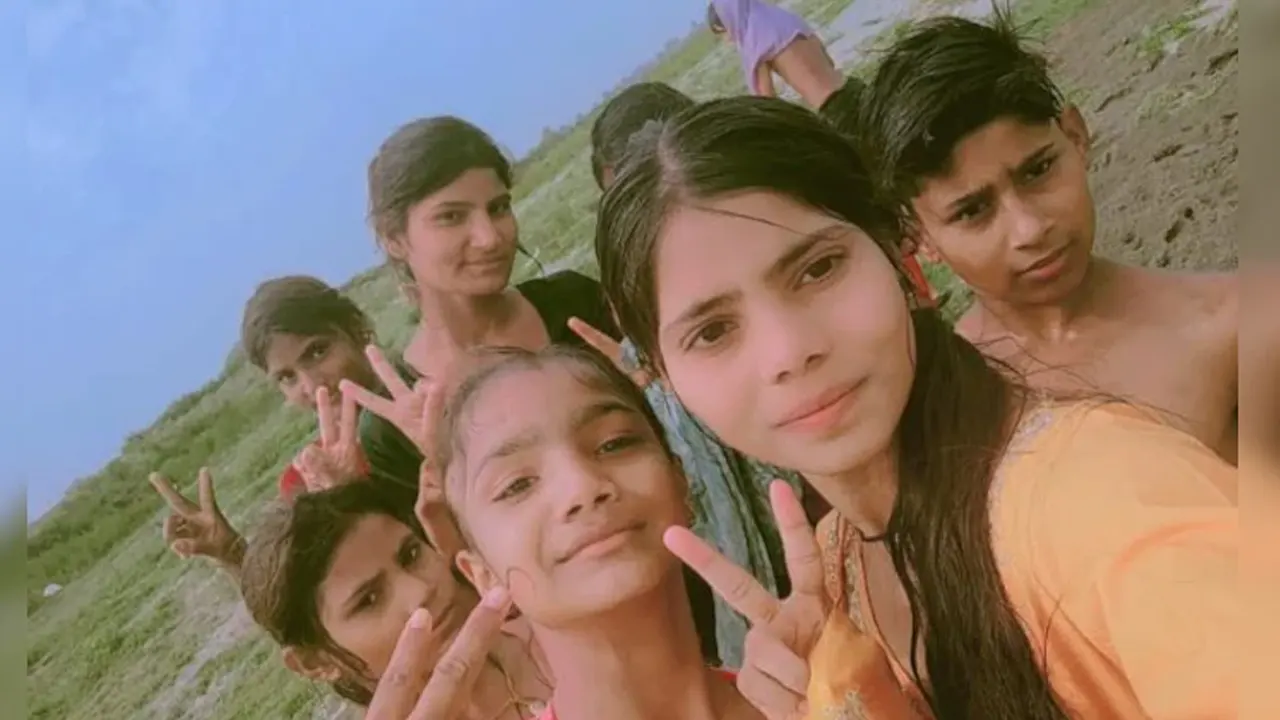 6 teenage girls die in yamuna while making reels