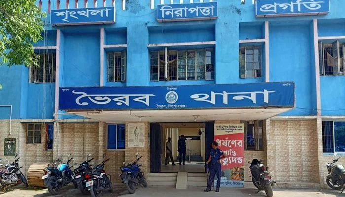 Anti social activities at expatriate's house, 5 arrested