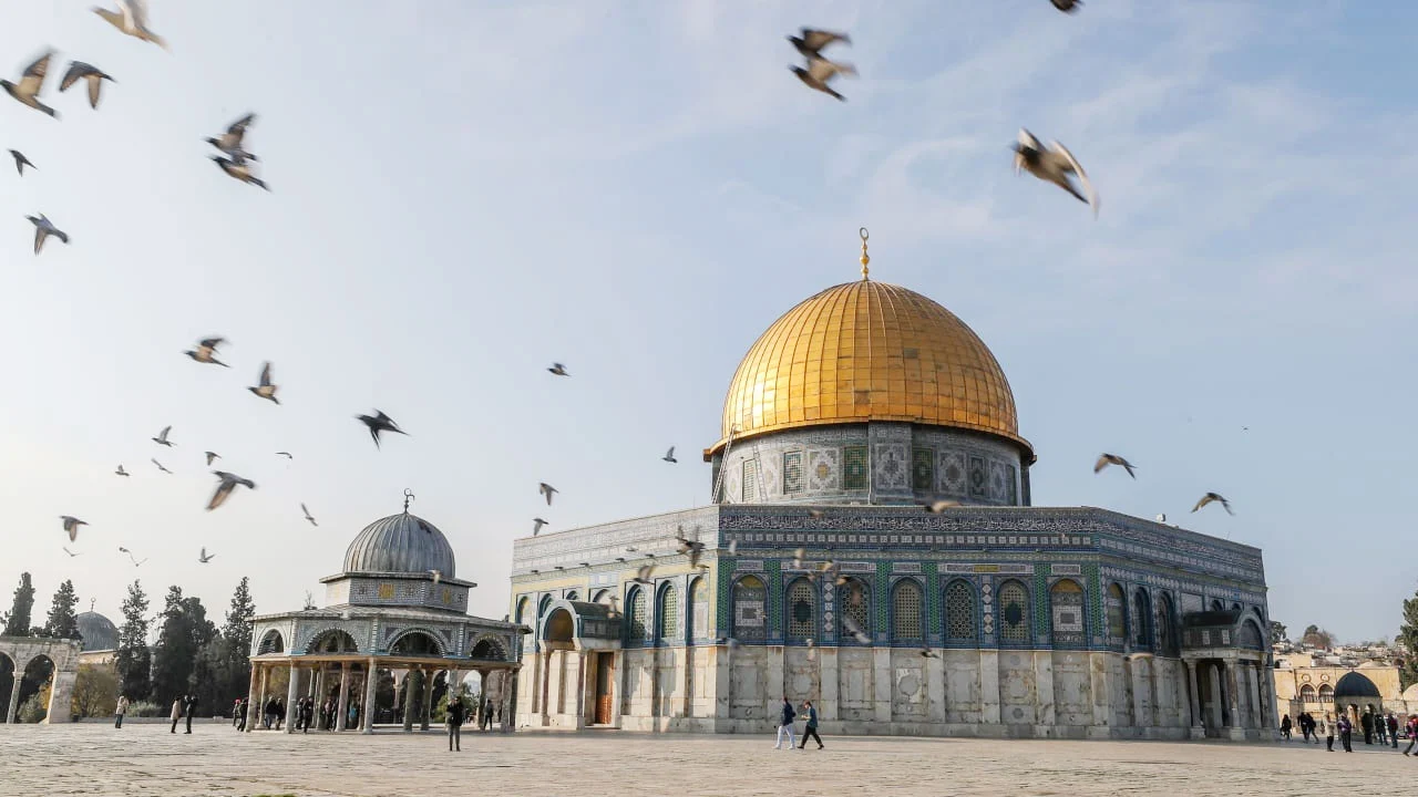 Israel allows dancing and singing in al aqsa compound
