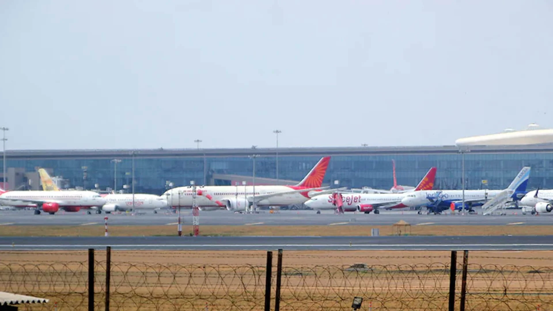 Many airports in the middle east are closed, millions of passengers are in trouble