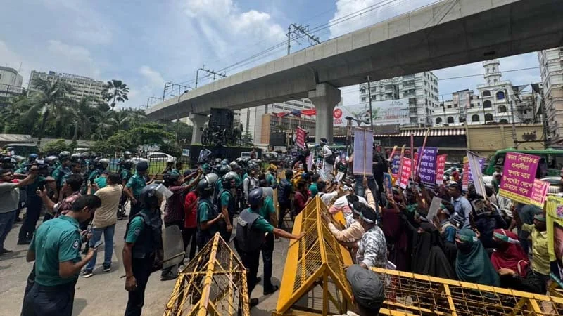 Returning expatriates march towards the residence of the chief advisor